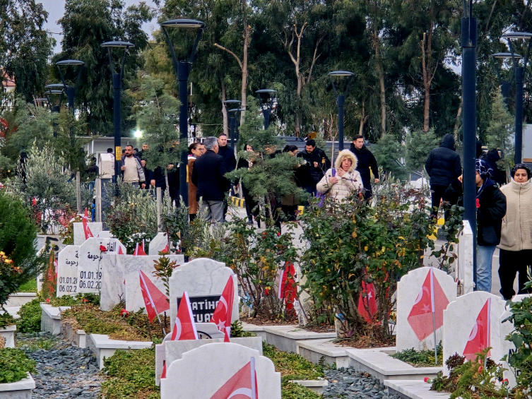 Hatay'da depremlerin üçüncü yıl dönümünde hüzünlü anma